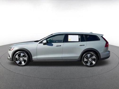 2025 Volvo V60 Cross Country B5 Plus