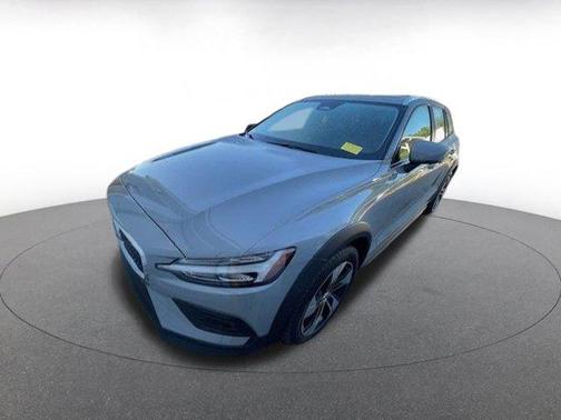 2025 Volvo V60 Cross Country B5 Plus