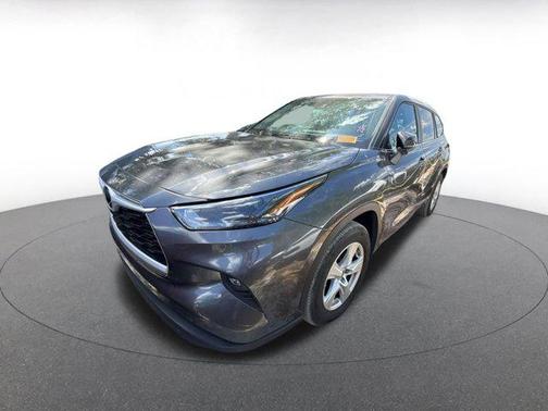 Magnetic Gray Metallic 2025 Toyota Highlander LE