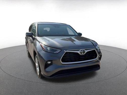 Magnetic Gray Metallic 2025 Toyota Highlander LE
