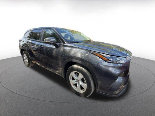 Magnetic Gray Metallic 2025 Toyota Highlander LE