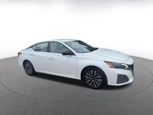 Pearl White Tricoat 2025 Nissan Altima SV FWD