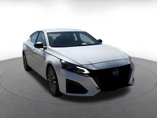 Pearl White Tricoat 2025 Nissan Altima SV FWD