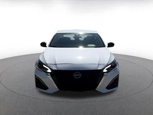 Pearl White Tricoat 2025 Nissan Altima SV FWD