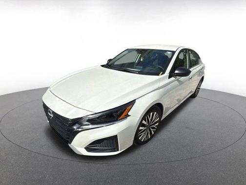 Pearl White Tricoat 2025 Nissan Altima SV FWD