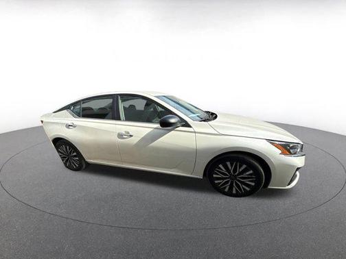 Pearl White Tricoat 2025 Nissan Altima SV FWD