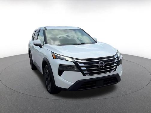 Everest White Pearl 2025 Nissan Rogue SV