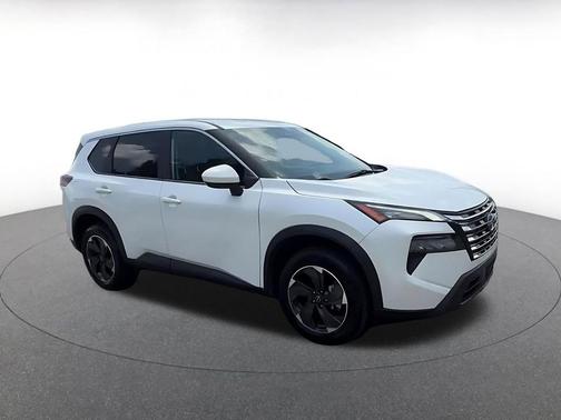 Everest White Pearl 2025 Nissan Rogue SV