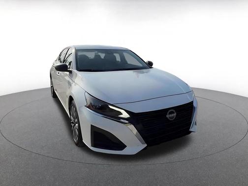 Glacier White 2025 Nissan Altima SV FWD