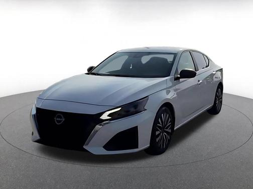 Glacier White 2025 Nissan Altima SV FWD
