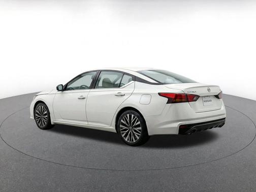 Glacier White 2025 Nissan Altima SV FWD