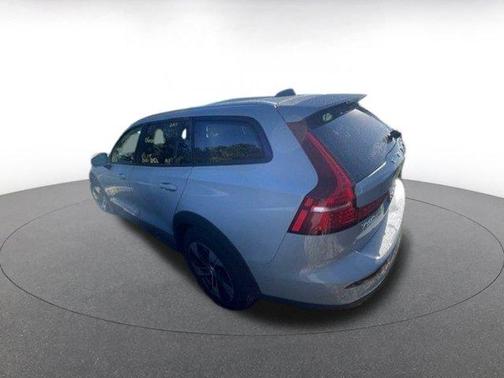 2025 Volvo V60 Cross Country B5 Plus