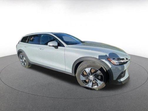 2025 Volvo V60 Cross Country B5 Plus