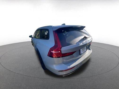 2025 Volvo V60 Cross Country B5 Plus