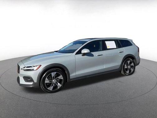 2025 Volvo V60 Cross Country B5 Plus