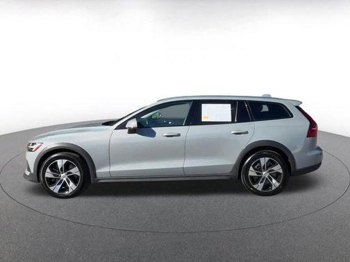 2025 Volvo V60 Cross Country B5 Plus