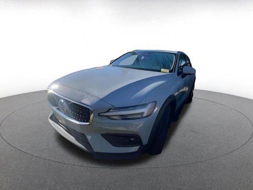 2025 Volvo V60 Cross Country B5 Plus