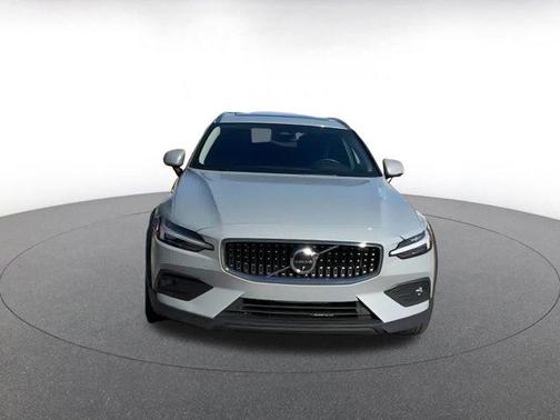 2025 Volvo V60 Cross Country B5 Plus