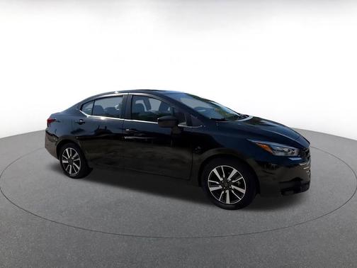 Super Black 2025 Nissan Versa 1.6 SV
