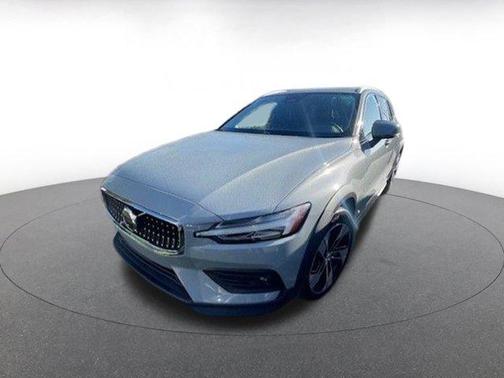2025 Volvo V60 Cross Country B5 Plus