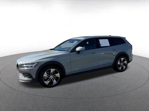 2025 Volvo V60 Cross Country B5 Plus