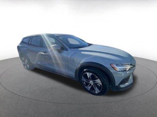 2025 Volvo V60 Cross Country B5 Plus