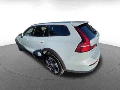 2025 Volvo V60 Cross Country B5 Plus