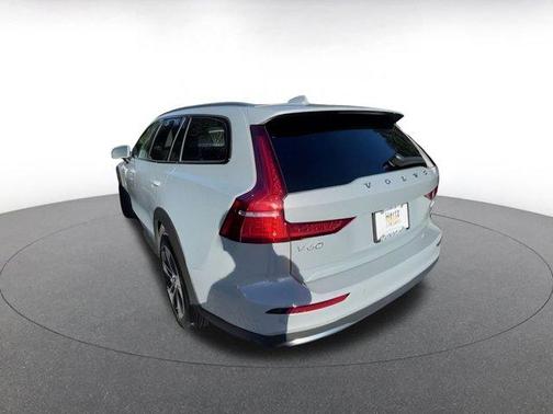 2025 Volvo V60 Cross Country B5 Plus