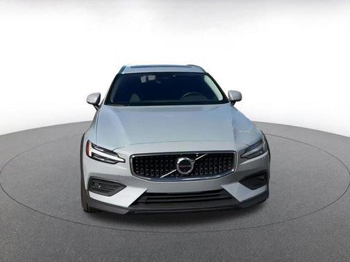 2025 Volvo V60 Cross Country B5 Plus