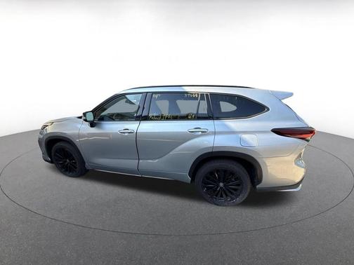 Celestial Silver Metallic 2025 Toyota Highlander XSE