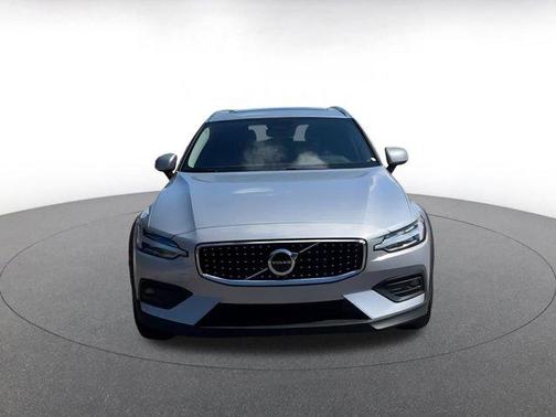 2025 Volvo V60 Cross Country B5 Plus