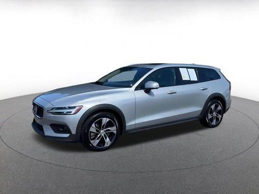 2025 Volvo V60 Cross Country B5 Plus
