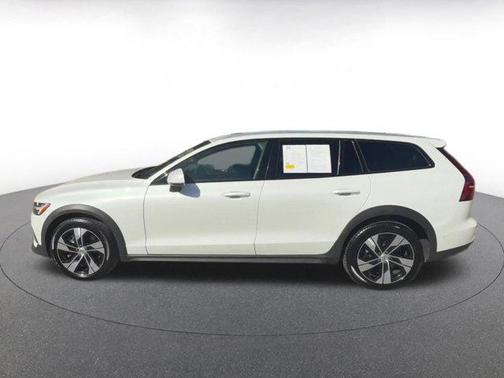 2025 Volvo V60 Cross Country B5 Plus