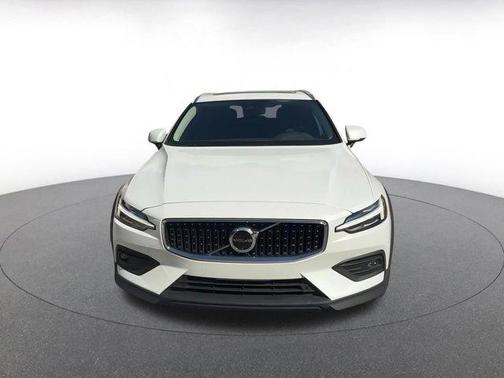 2025 Volvo V60 Cross Country B5 Plus