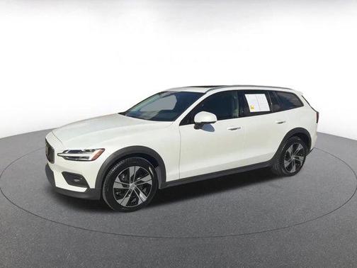 2025 Volvo V60 Cross Country B5 Plus