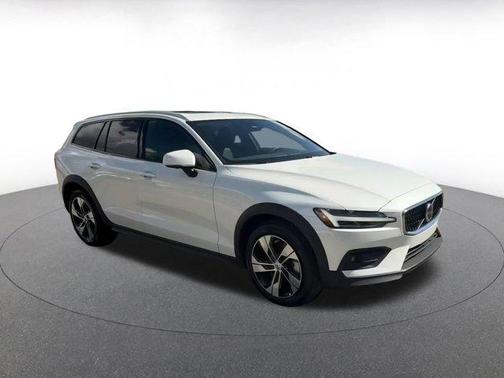 2025 Volvo V60 Cross Country B5 Plus