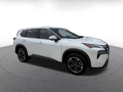 Everest White Pearl 2025 Nissan Rogue SV