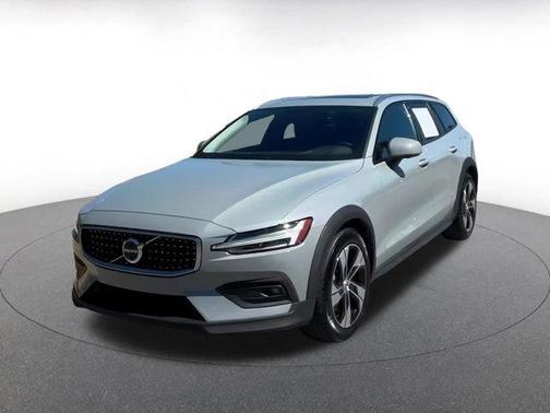 2025 Volvo V60 Cross Country B5 Plus