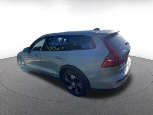 2025 Volvo V60 Cross Country B5 Plus
