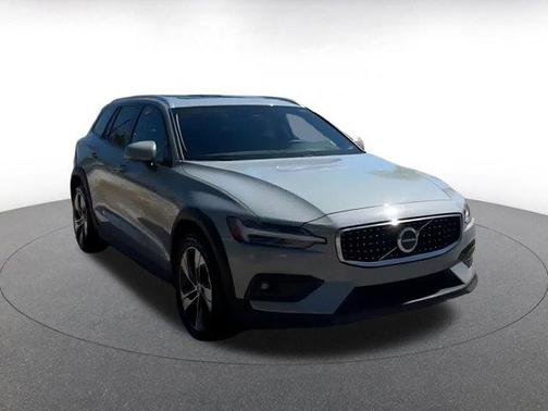 2025 Volvo V60 Cross Country B5 Plus