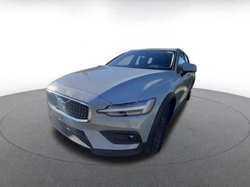 2025 Volvo V60 Cross Country B5 Plus