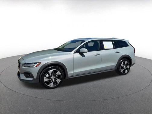 2025 Volvo V60 Cross Country B5 Plus