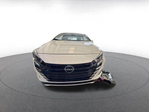 Aspen White Tricoat 2025 Nissan Versa 1.6 SV