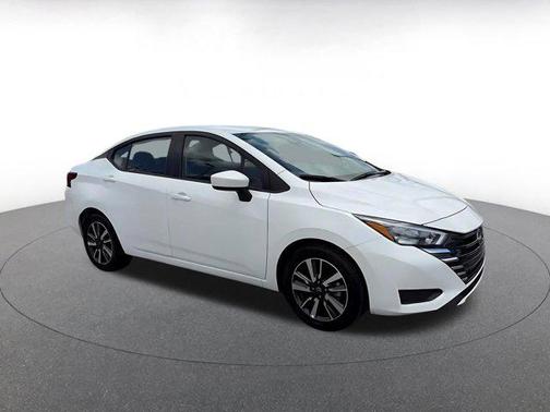 Aspen White Tricoat 2025 Nissan Versa 1.6 SV