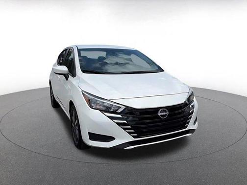 Aspen White Tricoat 2025 Nissan Versa 1.6 SV