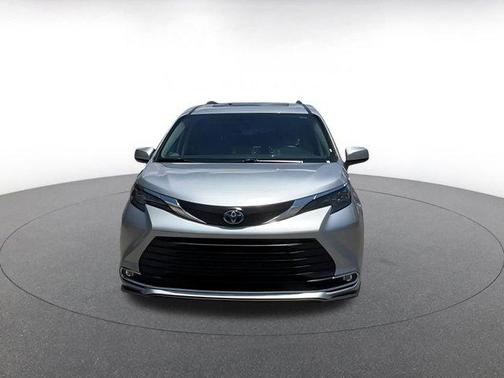 2024 Toyota Sienna XLE 8 Passenger