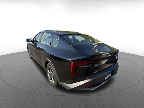 Aurora Black Pearl 2025 Kia K4 LXS