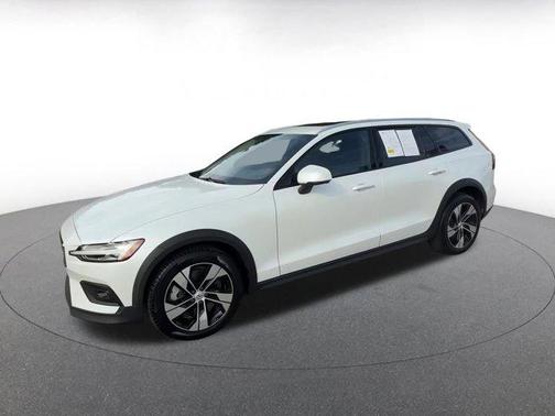 2025 Volvo V60 Cross Country B5 Plus