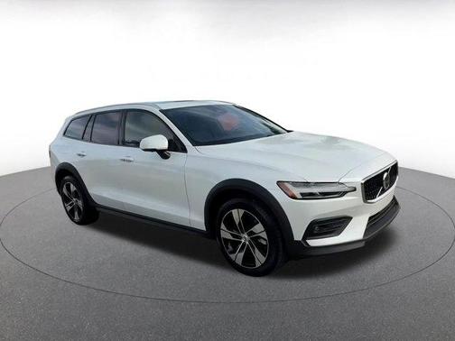 2025 Volvo V60 Cross Country B5 Plus