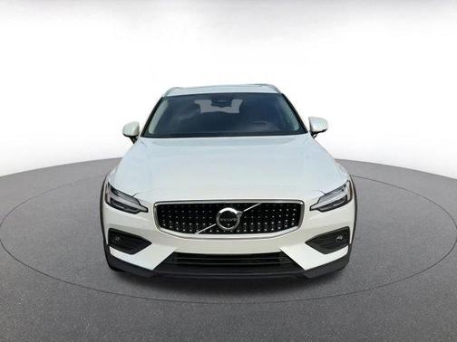 2025 Volvo V60 Cross Country B5 Plus